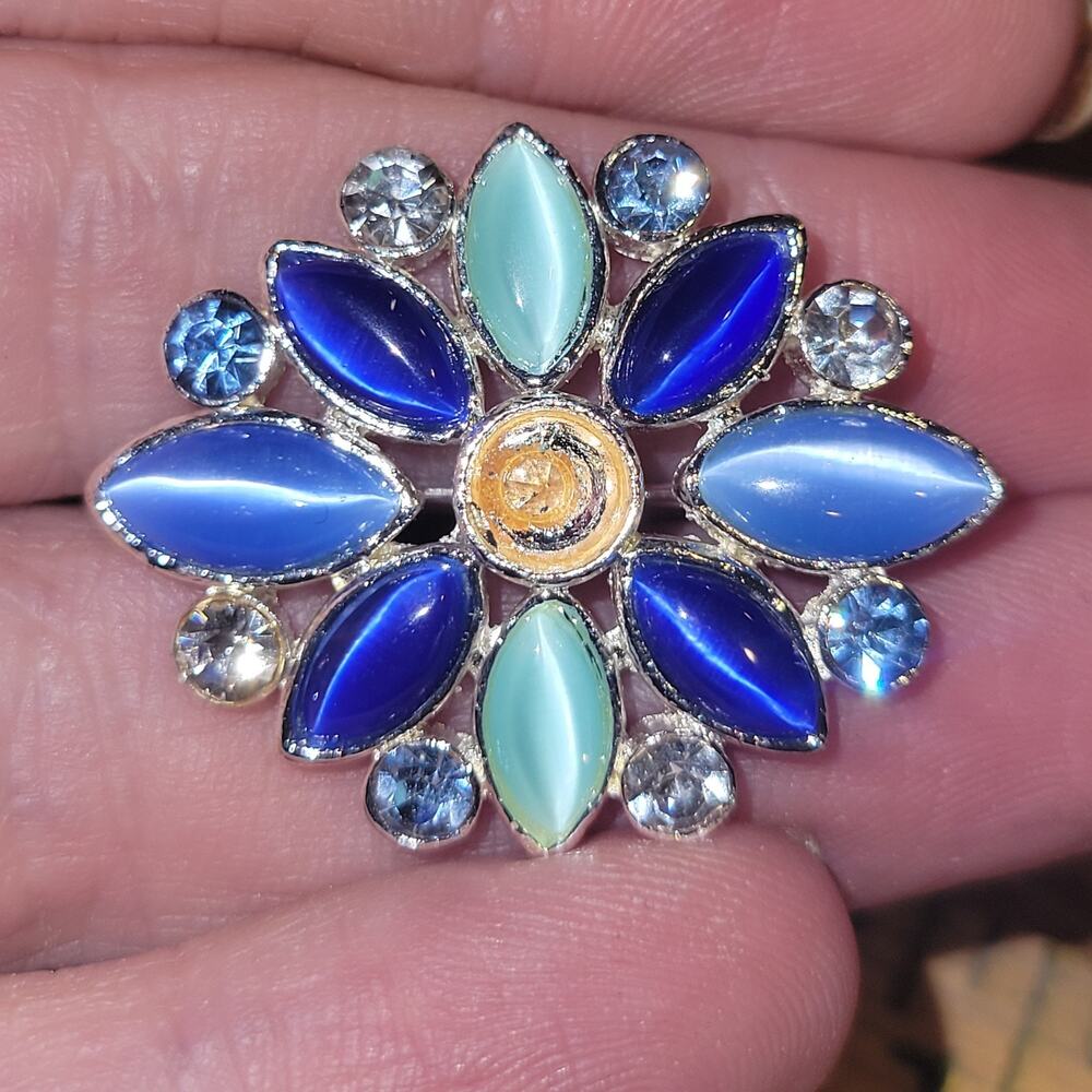 Vintage Blue Cat’s Eye‎ Rhinestone Floral Brooch Pin – Gold Tone Flower...